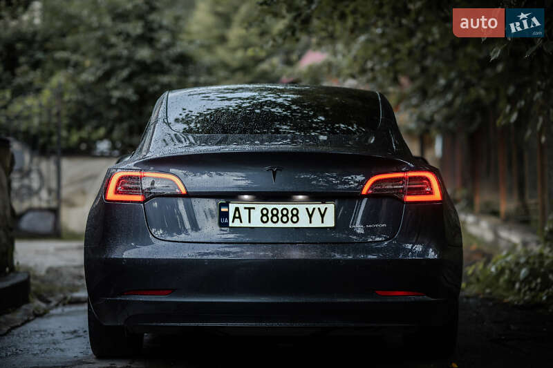 Седан Tesla Model 3 2020 в Яремче