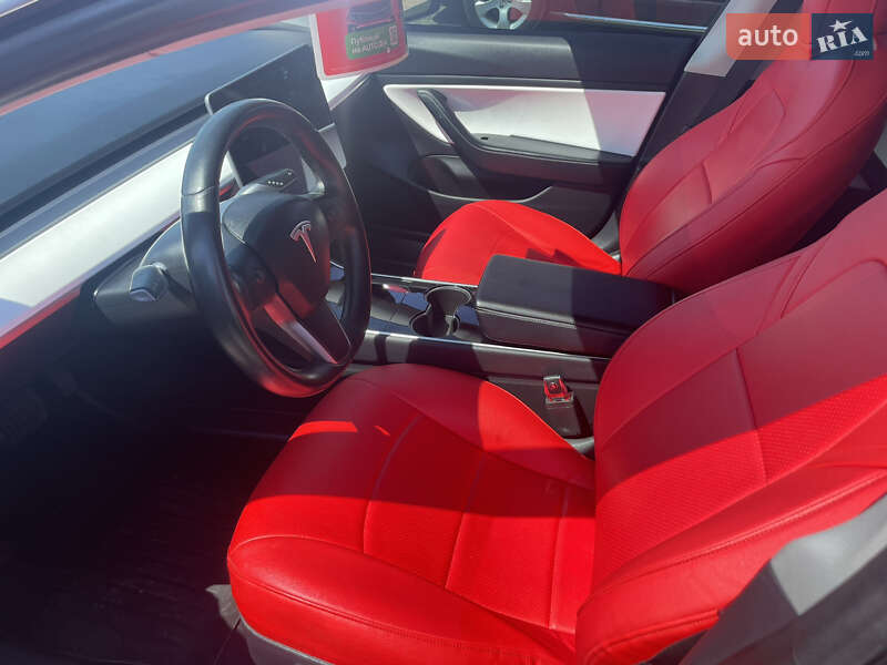 Седан Tesla Model 3 2019 в Львові
