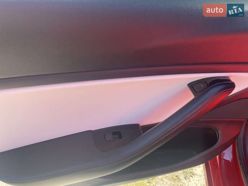 Седан Tesla Model 3 2019 в Львові
