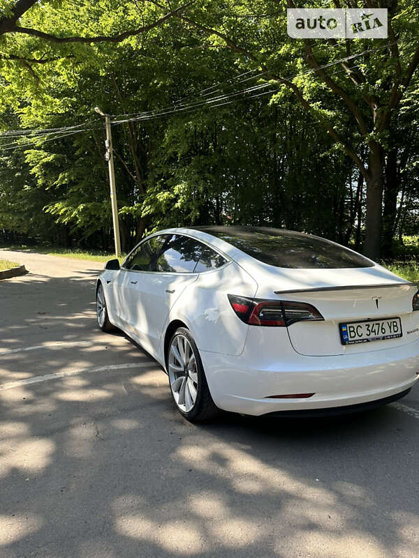 Седан Tesla Model 3 2018 в Львове