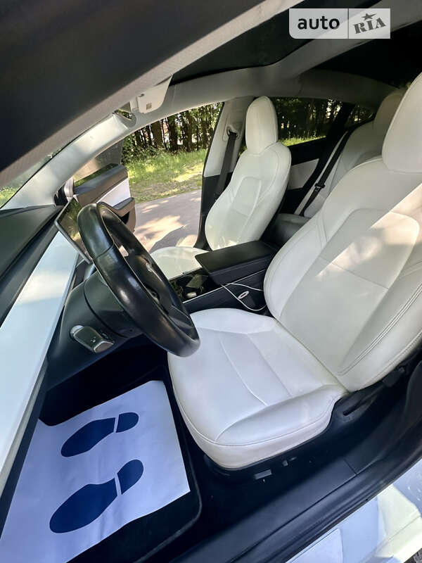 Седан Tesla Model 3 2018 в Львове