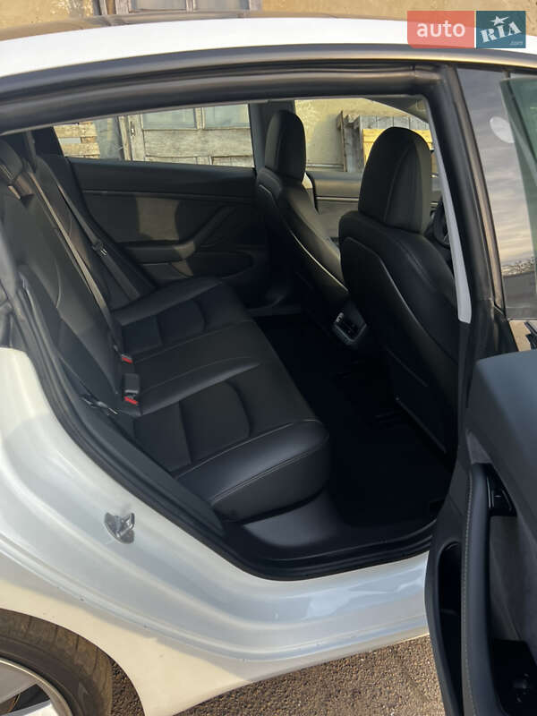 Седан Tesla Model 3 2019 в Луцке