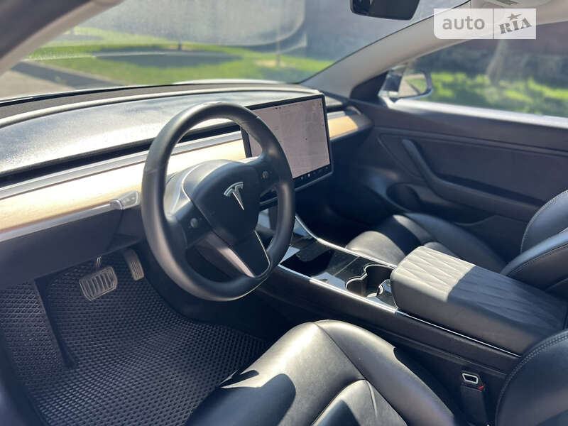 Седан Tesla Model 3 2019 в Ровно