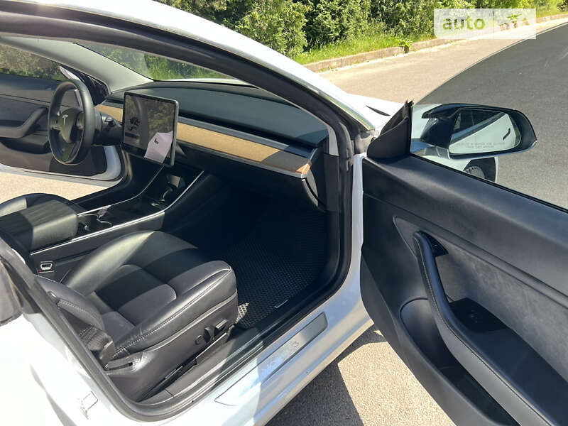 Седан Tesla Model 3 2019 в Ровно