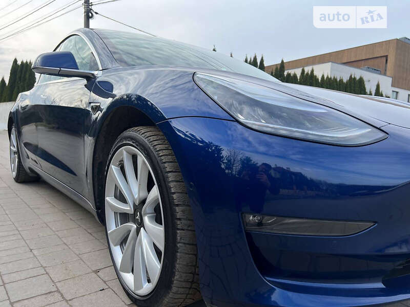 Седан Tesla Model 3 2019 в Львові