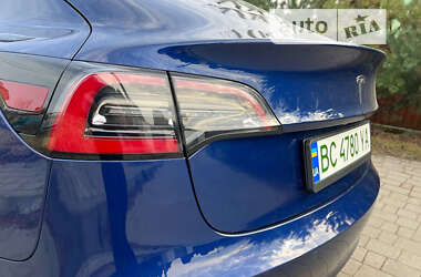 Седан Tesla Model 3 2019 в Львові