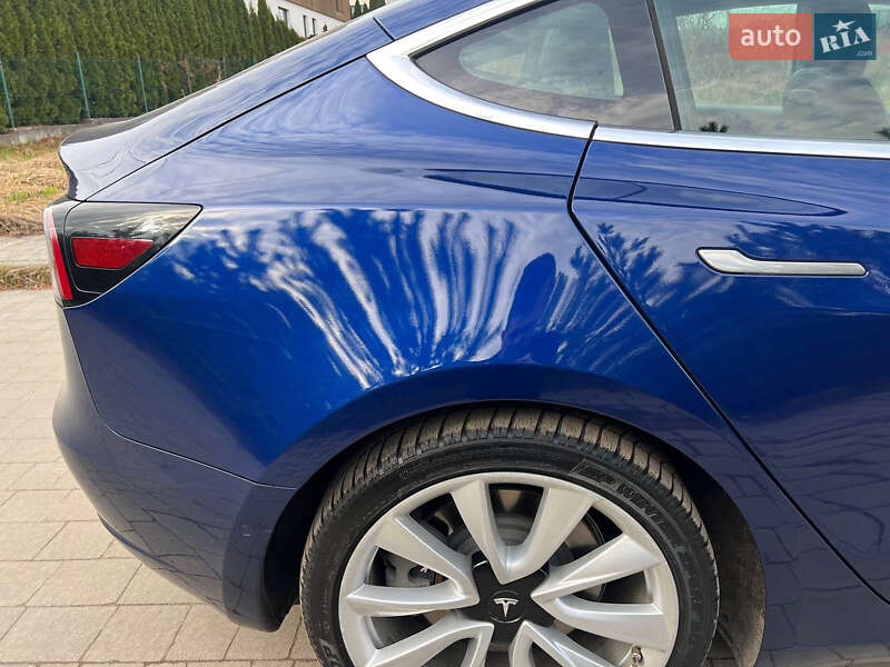 Седан Tesla Model 3 2019 в Львове