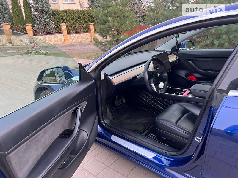 Седан Tesla Model 3 2019 в Львові