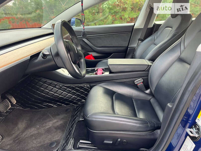 Седан Tesla Model 3 2019 в Львові