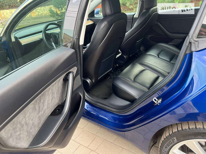 Седан Tesla Model 3 2019 в Львові