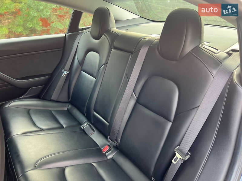 Седан Tesla Model 3 2019 в Львові