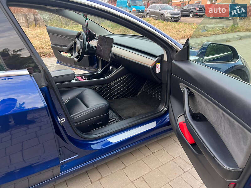 Седан Tesla Model 3 2019 в Львові