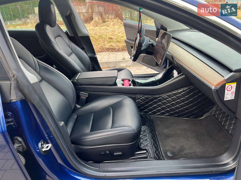 Седан Tesla Model 3 2019 в Львові