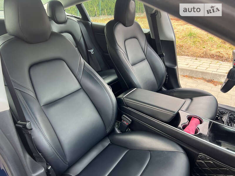 Седан Tesla Model 3 2019 в Львові