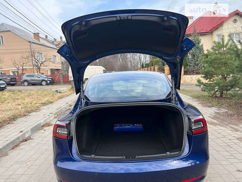 Седан Tesla Model 3 2019 в Львові
