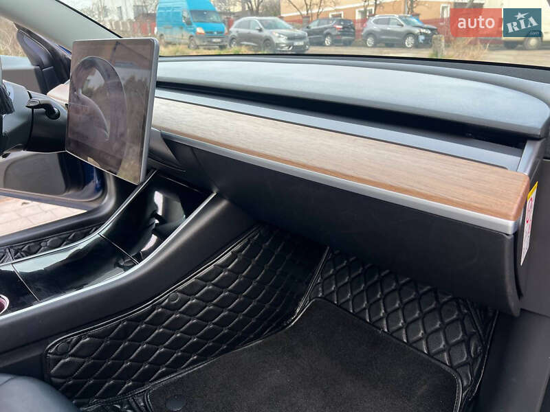 Седан Tesla Model 3 2019 в Львові