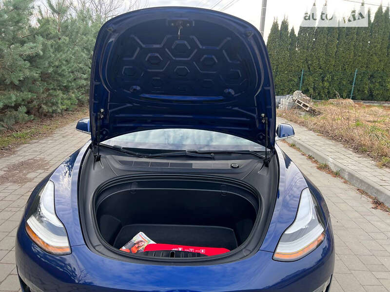 Седан Tesla Model 3 2019 в Львові
