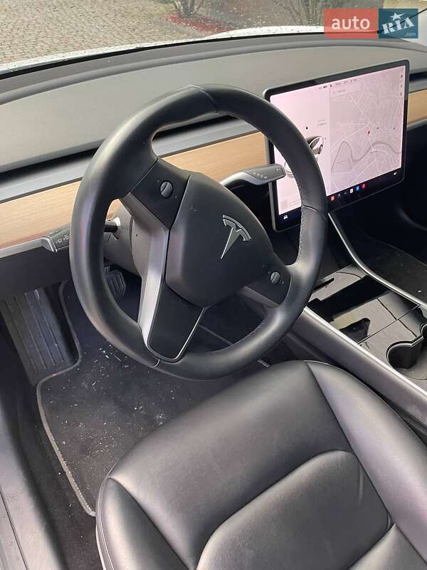 Седан Tesla Model 3 2019 в Ужгороді