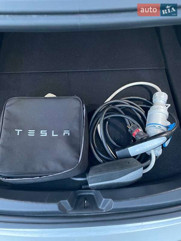 Седан Tesla Model 3 2019 в Ужгороді