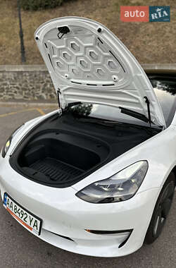 Седан Tesla Model 3 2022 в 