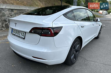 Седан Tesla Model 3 2022 в 