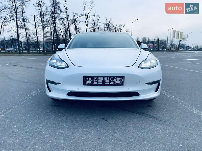 Седан Tesla Model 3 2021 в Киеве