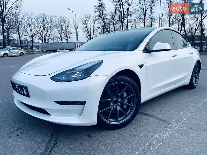 Седан Tesla Model 3 2021 в Киеве