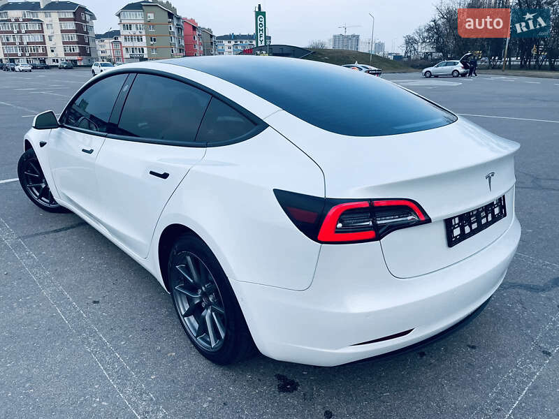 Седан Tesla Model 3 2021 в Киеве