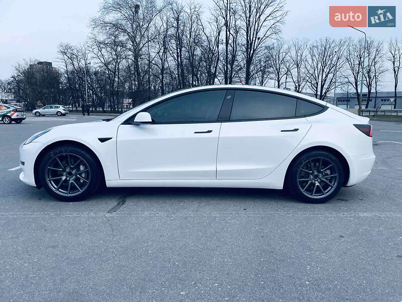 Седан Tesla Model 3 2021 в Киеве