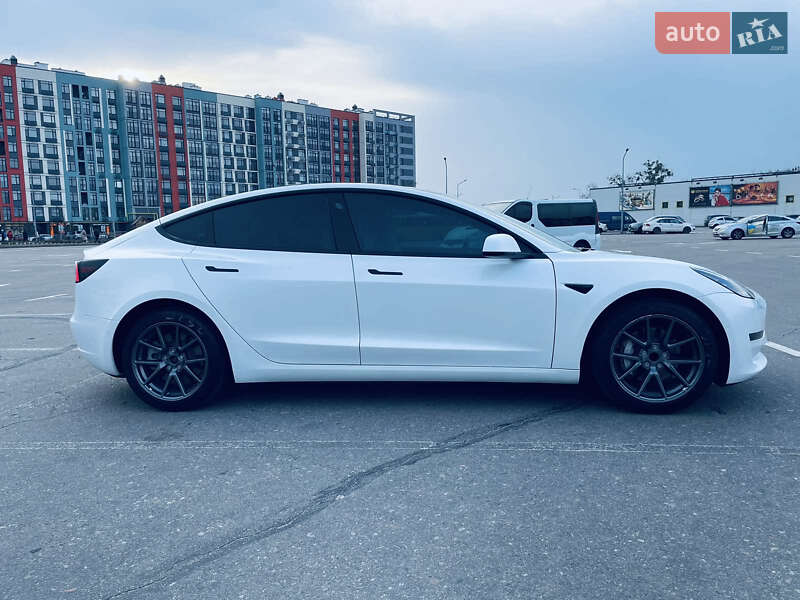 Седан Tesla Model 3 2021 в Киеве