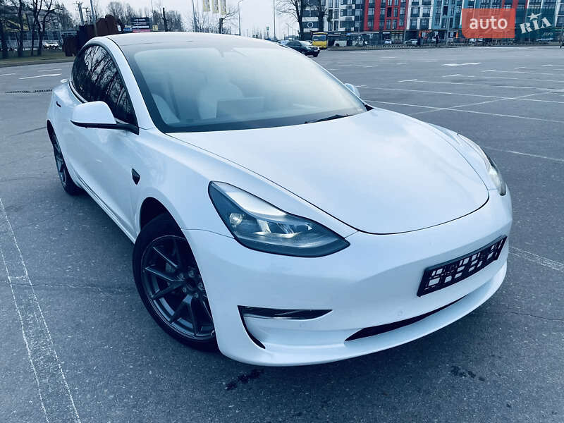 Седан Tesla Model 3 2021 в Киеве