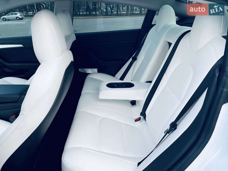 Седан Tesla Model 3 2021 в Киеве