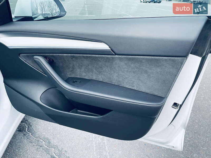 Седан Tesla Model 3 2021 в Киеве