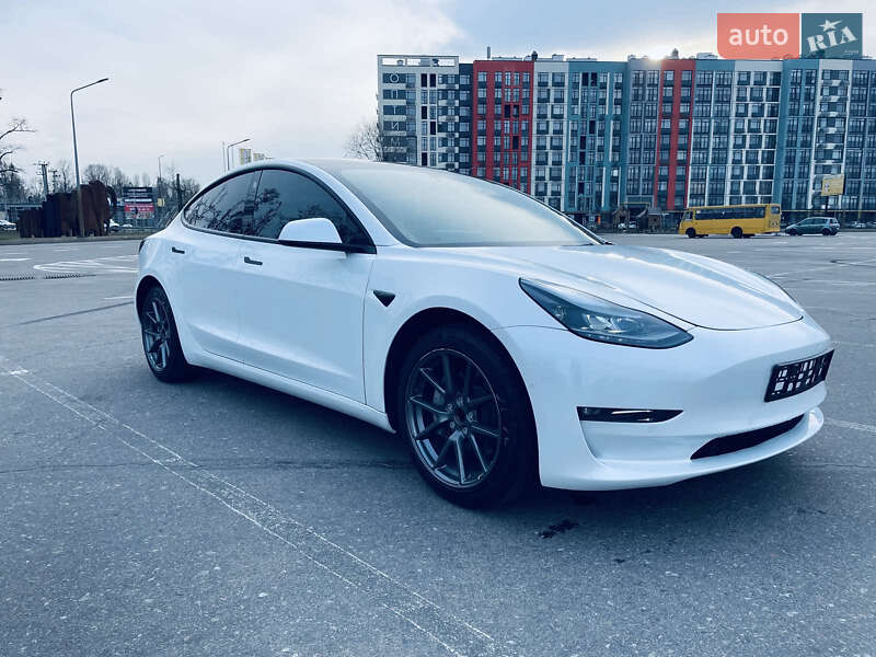 Седан Tesla Model 3 2021 в Киеве
