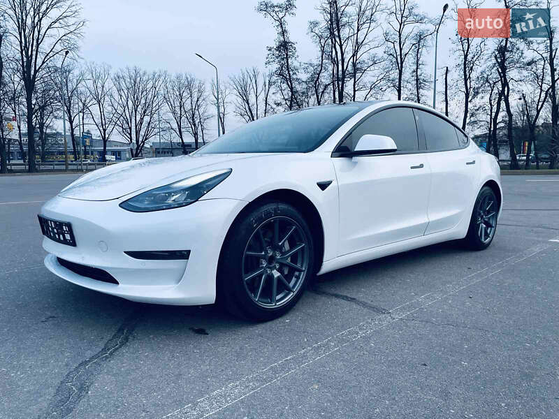 Седан Tesla Model 3 2021 в Киеве