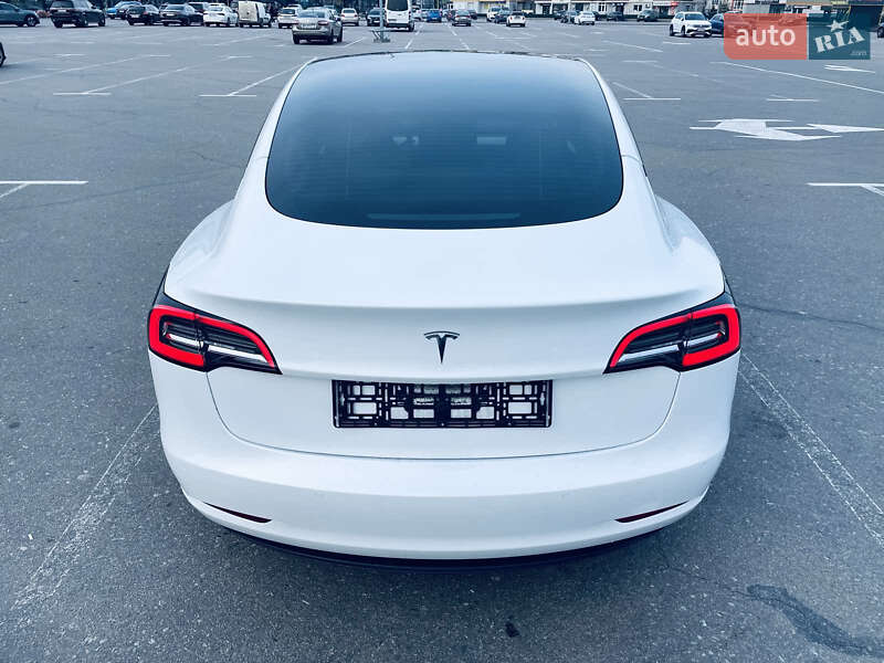 Седан Tesla Model 3 2021 в Киеве