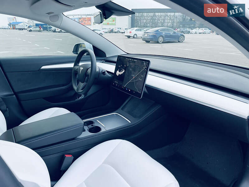 Седан Tesla Model 3 2021 в Киеве