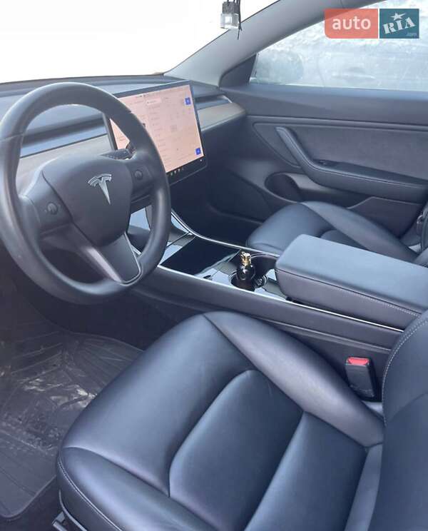 Седан Tesla Model 3 2019 в Львове