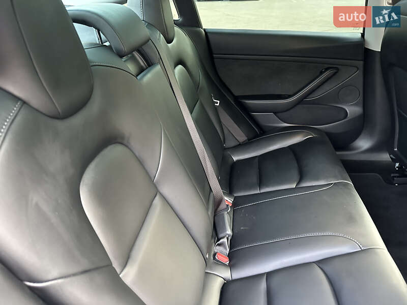 Седан Tesla Model 3 2021 в Виннице