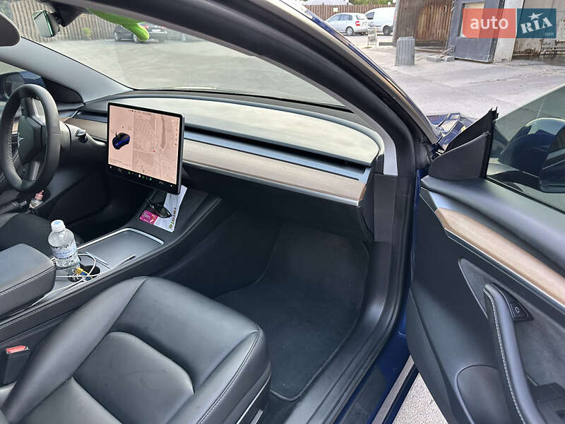 Седан Tesla Model 3 2021 в Виннице
