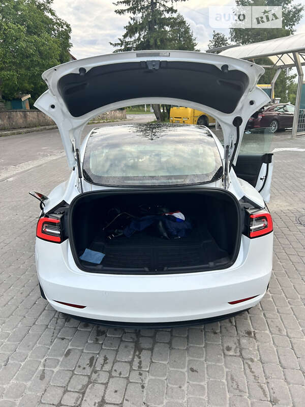 Седан Tesla Model 3 2020 в Львове