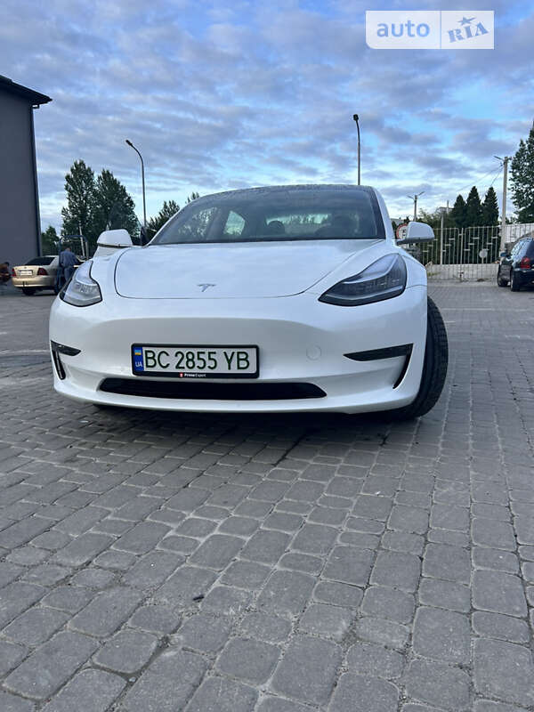 Седан Tesla Model 3 2020 в Львове