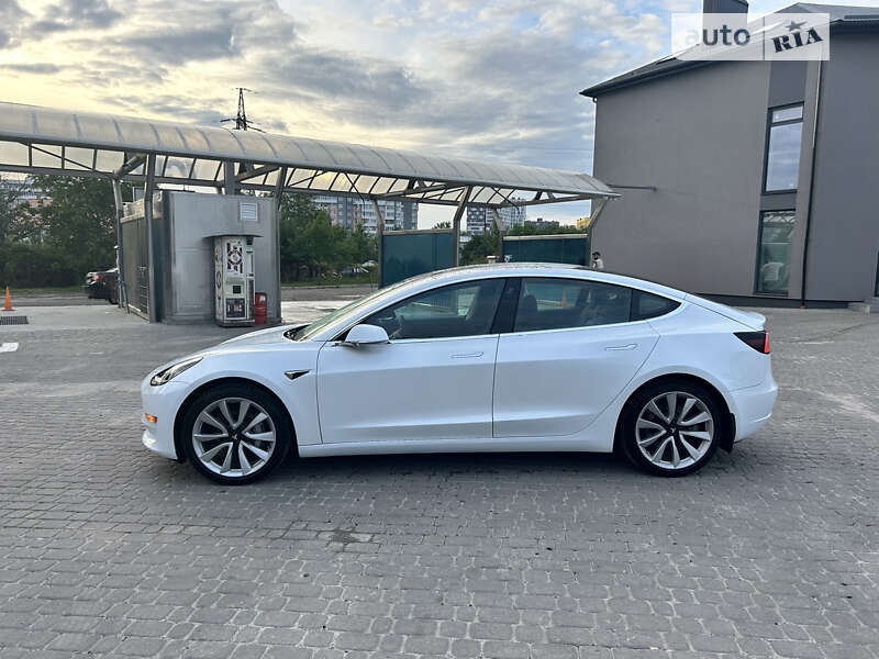 Седан Tesla Model 3 2020 в Львове