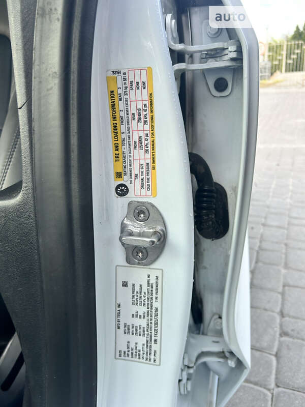 Седан Tesla Model 3 2020 в Львове