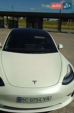 Седан Tesla Model 3 2022 в 