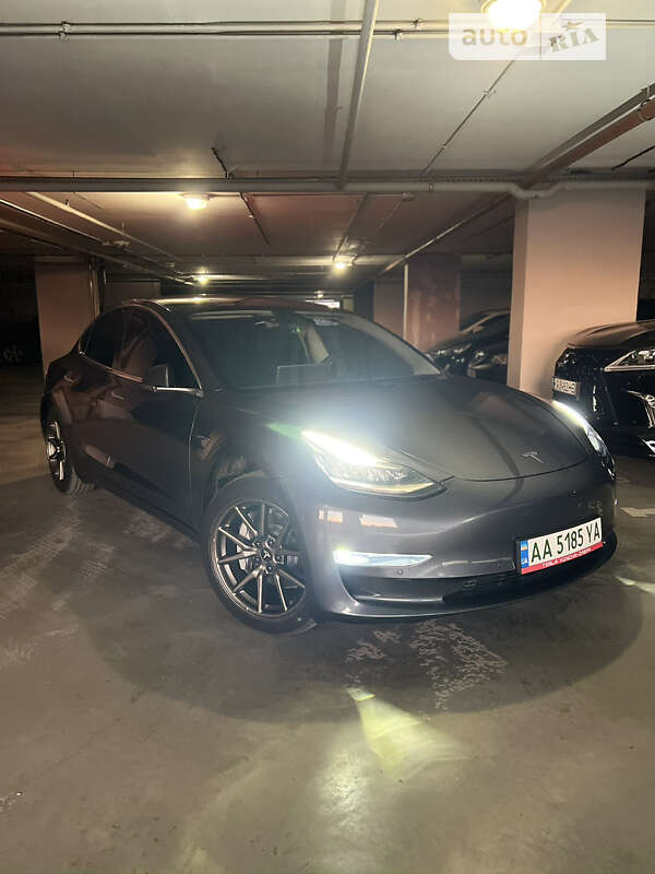 Седан Tesla Model 3 2020 в Львове