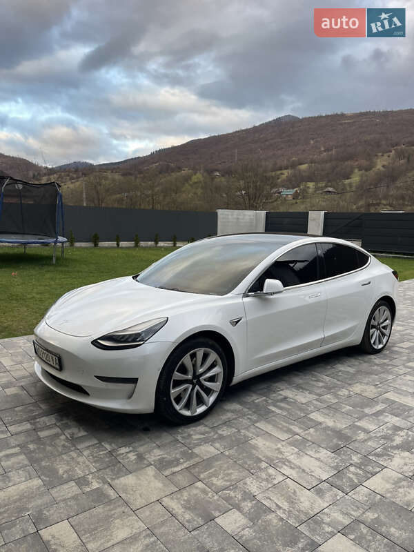 Седан Tesla Model 3 2019 в Міжгір'ї