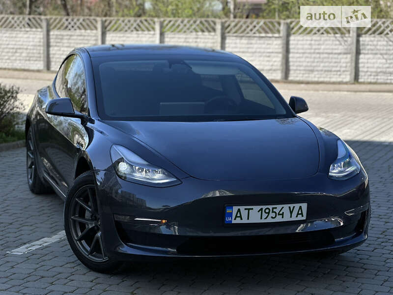 Седан Tesla Model 3 2022 в Івано-Франківську
