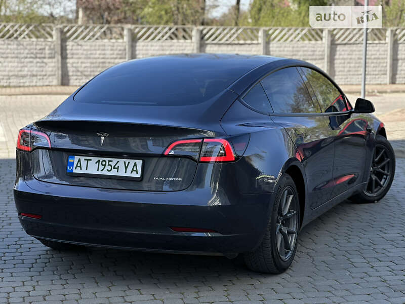 Седан Tesla Model 3 2022 в Івано-Франківську