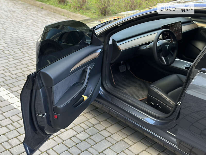 Седан Tesla Model 3 2022 в Івано-Франківську